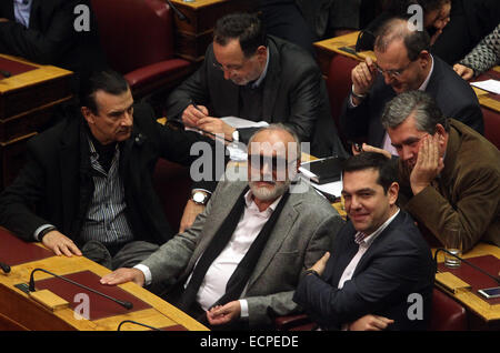 Atene, Grecia. Xvii Dec, 2014. Alexis Tsipras (1R), leader del principale partito d opposizione di sinistra Syriza, assiste il primo turno di votazioni per eleggere un nuovo presidente della Repubblica Ellenica presso il Parlamento europeo a Atene, Grecia, Dic 17, 2014. Il Parlamento greco non è riuscito il mercoledì per eleggere un nuovo Presidente della Repubblica ellenica nella teletrasmesso in primo turno di votazione per appello nominale il mercoledì sera. Credito: Marios Lolos/Xinhua/Alamy Live News Foto Stock