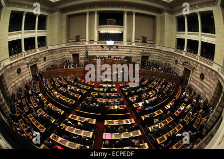 Atene, Grecia. Xvii Dec, 2014. I legislatori di partecipare al primo turno di votazioni per eleggere un nuovo presidente della Repubblica Ellenica presso il Parlamento europeo a Atene, Grecia, Dic 17, 2014. Il Parlamento greco non è riuscito il mercoledì per eleggere un nuovo Presidente della Repubblica ellenica nella teletrasmesso in primo turno di votazione per appello nominale il mercoledì sera. Credito: Marios Lolos/Xinhua/Alamy Live News Foto Stock