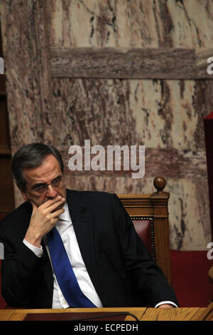 Atene, Grecia. Xvii Dec, 2014. La Grecia del Primo Ministro Antonis SAMARAS assiste il primo turno di votazioni per eleggere un nuovo presidente della Repubblica Ellenica presso il Parlamento europeo a Atene, Grecia, Dic 17, 2014. Il Parlamento greco non è riuscito il mercoledì per eleggere un nuovo Presidente della Repubblica ellenica nella teletrasmesso in primo turno di votazione per appello nominale il mercoledì sera. Credito: Marios Lolos/Xinhua/Alamy Live News Foto Stock