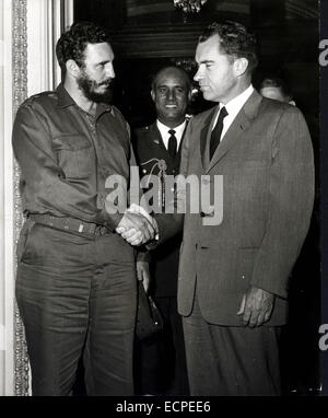 File. Xvii Dec, 2014. Gli Stati Uniti e Cuba sono per avviare colloqui per normalizzare i rapporti diplomatici in un cambio storico nelle relazioni tra i due paesi. I due paesi hanno colpito un prigioniero di accordo di swap che fissano il rilascio del cittadino americano Alan Gross e tre cubani Gerardo Hernandez, Ramon Labanino e Antonio Guerrero di "cinque". Nella foto - 21 Maggio 1959 - Washington, Distretto di Columbia, Stati Uniti - Il premier di Cuba Fidel Castro incontra il Vice Pres. Richard Nixon degli Stati Uniti, a premere la ricezione in Washington. © KPA/ZUMAPRESS.com/Alamy Live News Foto Stock