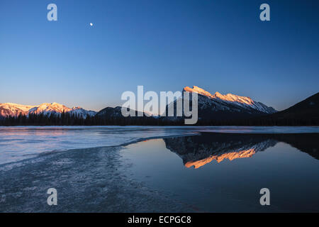 Mount Rundle si riflette nelle calme acque di inverno di Laghi Vermillion nel Parco Nazionale di Banff. Gennaio chinooks aperto setta Foto Stock