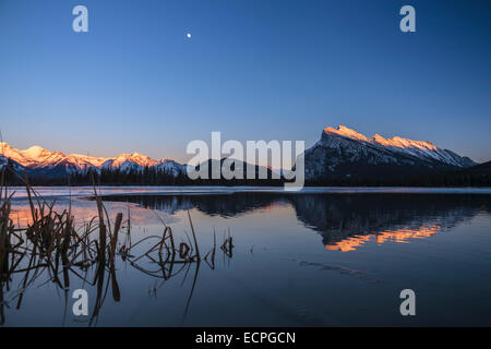 Mount Rundle si riflette nelle calme acque di inverno di Laghi Vermillion nel Parco Nazionale di Banff. Gennaio chinooks aperto setta Foto Stock