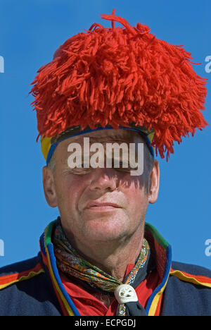 Ritratto di Sami uomo con abito tradizionale, Lansån, Överkalix, Lapponia, Svezia Foto Stock