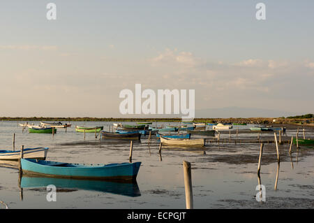 Barche da pesca in stagno Foto Stock