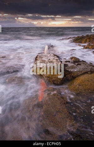 Il mare e le tempeste sulla costa dell'Ayrshire vicino Dunure Foto Stock