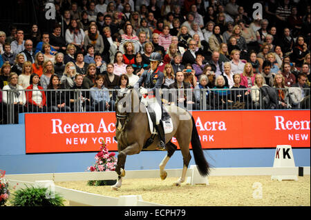 Londra, Regno Unito. Xvii Dec, 2014. Charlotte Dujardin (GBR) riding Valegro infrangere il record mondiale durante il Reem Acra FEI World Cup Dressage Freestyle la musica a Olympia 2014, London International Horse Show a Olympia, Kensington, Regno Unito il 17 dicembre 2014. Credito: Julie Badrick/Alamy Live News Foto Stock