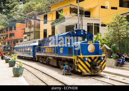 Blu elettrico Diesel Perurail locomotore e trasporto ad Aguas Calientes, vicino a Cusco, Perù Foto Stock