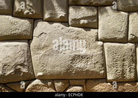 12 facciate in pietra Inca su Calle Hatun Rumiyoc, Cusco, Perù Foto Stock