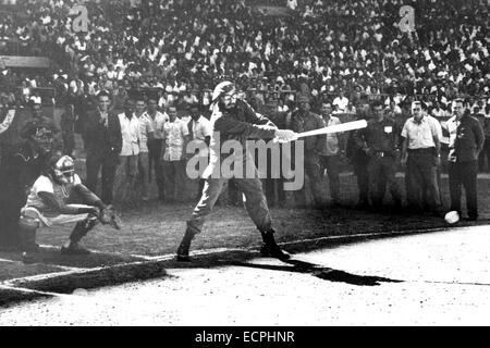 Gen 01, 1960 - Havana, Cuba - File foto: circa 1960s. FIDEL CASTRO a giocare a baseball. FIDEL ALEJANDRO CASTRO RUIZ (nato il 13 agosto 1926) è stato il dominatore di Cuba a partire dal 1959, quando, portando il 26 luglio del movimento, egli distrusse il regime di Fulgencio Batista. Negli anni che seguirono ha sovrinteso alla trasformazione di Cuba nel primo stato comunista nell'emisfero occidentale.(Immagine di credito: © Keystone Pictures USA/KEYSTONE Pictures USA) Foto Stock