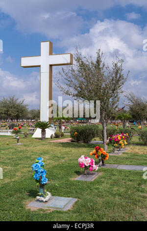 Un cimitero con fiori e lapidi vicino a McAllen, Texas, Stati Uniti d'America. Foto Stock