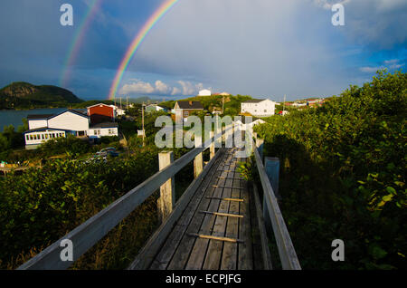 Un doppio arcobaleno si estende su tutta la costa di Terranova al pittoresco villaggio di pescatori di Burgeo. Foto Stock