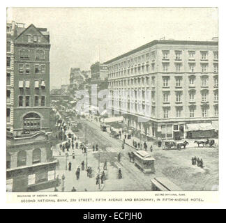 La pagina 743 della pubblicazione di King del 1893 a New York include un'illustrazione dettagliata del secondo edificio della National Bank al 230 Street, situato a Fifth Avenue e Broadway, all'interno del Fifth-Avenue Hotel. Questa rappresentazione mette in evidenza le caratteristiche architettoniche di un istituto finanziario chiave nella New York del tardo XIX secolo. Foto Stock