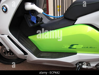 BMW C evoluzione,la ricarica la batteria,scooter elettrico,bicicletta elettrica,germania,Zero emission,Parigi,Francia Foto Stock