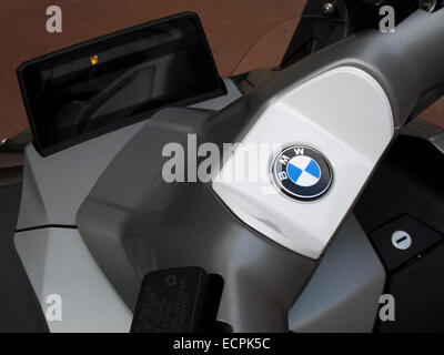 BMW C evoluzione,la ricarica la batteria,scooter elettrico,bicicletta elettrica,germania,Zero emission,Parigi,Francia Foto Stock