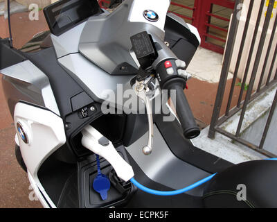 BMW C evoluzione,la ricarica la batteria,scooter elettrico,bicicletta elettrica,germania,Zero emission,Parigi,Francia Foto Stock