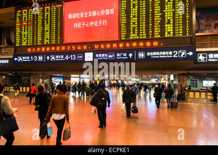 Pechino stazione ferroviaria ovest interno pieno di gente e di un treno in partenza scheda. Pechino, Cina 2014. Foto Stock