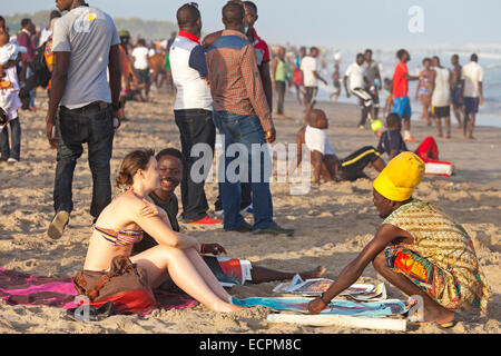 I turisti in Labadi beach, Accra, Ghana, Africa Foto Stock