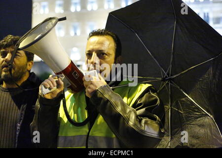 Atene, Grecia. Xvii Dec, 2014. I manifestanti gridare slogan contro il governo greco al di fuori del parlamento greco. I Greci la protesta organizzata al di fuori del Parlamento, mentre i parlamentari ha aperto il primo scrutinio del Greco elezioni presidenziali. E successivamente il risultato, il candidato ha ottenuto solo 160 dei necessari 200 voti. © Michael Debets/Pacific Press/Alamy Live News Foto Stock