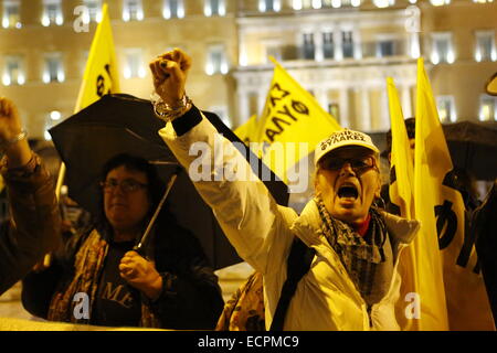 Atene, Grecia. Xvii Dec, 2014. I manifestanti gridare slogan contro il governo greco al di fuori del parlamento greco. I Greci la protesta organizzata al di fuori del Parlamento, mentre i parlamentari ha aperto il primo scrutinio del Greco elezioni presidenziali. E successivamente il risultato, il candidato ha ottenuto solo 160 dei necessari 200 voti. © Michael Debets/Pacific Press/Alamy Live News Foto Stock