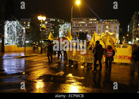 Atene, Grecia. Xvii Dec, 2014. I manifestanti di raggiungere Piazza Syntagma al di fuori del parlamento greco. I Greci la protesta organizzata al di fuori del Parlamento, mentre i parlamentari ha aperto il primo scrutinio del Greco elezioni presidenziali. E successivamente il risultato, il candidato ha ottenuto solo 160 dei necessari 200 voti. © Michael Debets/Pacific Press/Alamy Live News Foto Stock