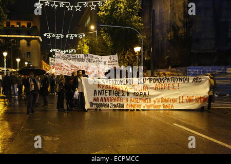 Atene, Grecia. Xvii Dec, 2014. Manifestanti marzo mentre i parlamentari greci inizia il conteggio del primo scrutinio box . I Greci la protesta organizzata al di fuori del Parlamento, mentre i parlamentari ha aperto il primo scrutinio del Greco elezioni presidenziali. E successivamente il risultato, il candidato ha ottenuto solo 160 dei necessari 200 voti. © Michael Debets/Pacific Press/Alamy Live News Foto Stock