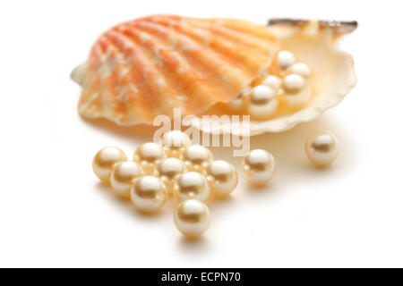 Scattering perle bianche in conchiglia in primo piano Foto Stock