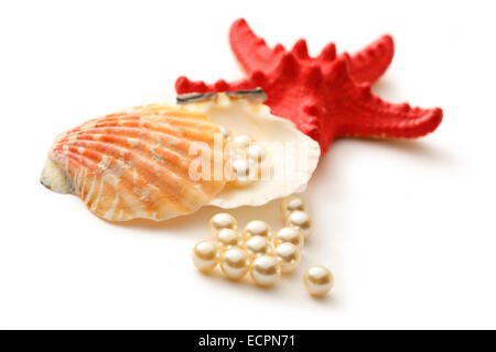 Scattering perle bianche in conchiglia e seastar Foto Stock