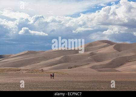 Visitatori escursione in grandi dune di sabbia del Parco Nazionale che contiene le più grandi dune di sabbia in America del Nord - Colorado Foto Stock