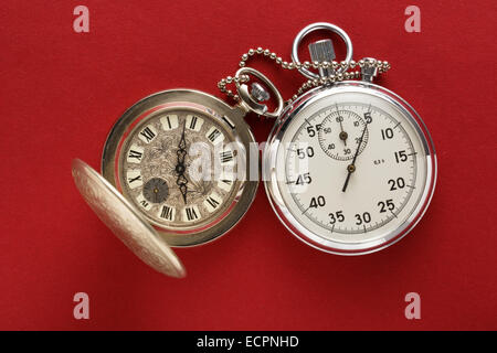 Pocket Watch vintage e cronometro su rosso Foto Stock