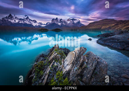 Tramonto sul lago Pehoe e il Los Cuernos picchi nel Parco Nazionale Torres del Paine, Patagonia, Cile Foto Stock