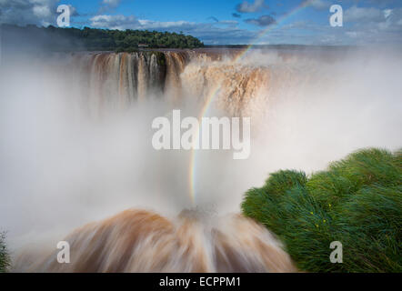 Iguazu Falls sono le cascate del fiume Iguazu sul confine tra Brasile e Argentina Foto Stock