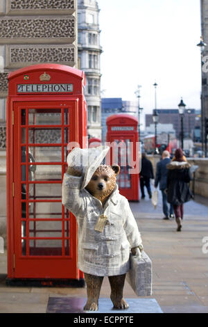 Paddington Bear statue che sono state collocate nei pressi di Londra per beneficenza Foto Stock