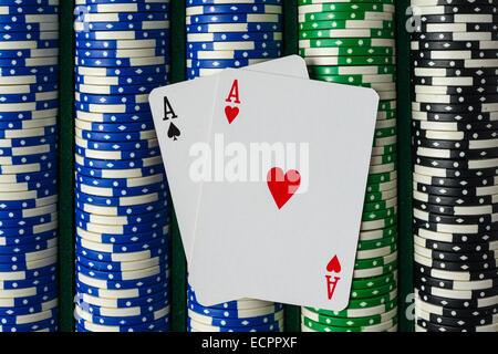 Coppia di Assi su un file di scommesse Poker chips Foto Stock