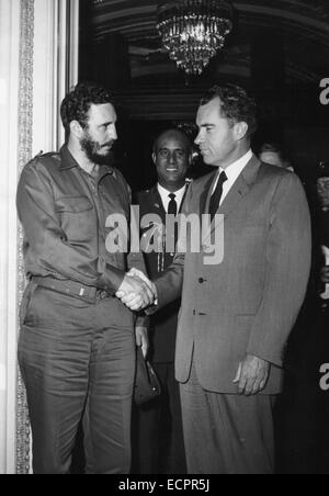 Gli Stati Uniti e Cuba ha annunciato un accordo tra i due paesi che sarà un primo passo verso la normalizzazione delle relazioni. Nella foto: apr. 21, 1959 - Washington, DC, Stati Uniti d'America - rivoluzionario cubano leader che ha portato il suo paese dal 1959 fino al 2008, FIDEL CASTRO trasformato Cuba nel primo stato comunista nell'emisfero occidentale. Sebbene gli Stati Uniti ha cercato di sbarazzarsi di lui il Presidente Castro outlasted non meno di nove presidenti americani poiché egli ha preso il potere nel 1959. Nella foto: Castro stringono le mani con Richard Nixon. © Keystone Pictures USA/ZUMAPRESS.com/Alamy Live News Foto Stock