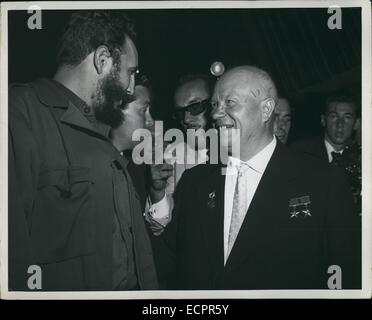 Gli Stati Uniti e Cuba ha annunciato un accordo tra i due paesi che sarà un primo passo verso la normalizzazione delle relazioni. Nella foto: Sett. 09, 1960 - New York New York, Stati Uniti - Premier NIKITA KHRUSCHEV (a destra), Presidente del Consiglio dei Ministri dell' Unione Sovietica e premier di Fidel Castro a Cuba, sono visti saluto ogni altro prima della quindicesima sessione ordinaria dell'Assemblea generale delle Nazioni Unite ha aperto presso la sede delle Nazioni Unite. © Keystone Pictures USA/ZUMAPRESS.com/Alamy Live News Foto Stock