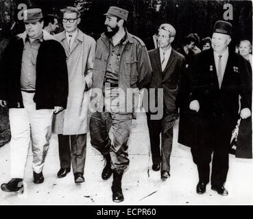 Gli Stati Uniti e Cuba ha annunciato un accordo tra i due paesi che sarà un primo passo verso la normalizzazione delle relazioni. Nella foto: Febbraio 16, 1965 - Havana, Cuba - FIDEL ALEJANDRO CASTRO RUIZ (nato il 13 agosto 1926) è stato il dominatore di Cuba a partire dal 1959, quando, portando il 26 luglio del movimento, egli distrusse il regime di Fulgencio Batista. Nella foto: Principali Castro a spasso con Emilio Navarro e NIKITA KHRUSHCHEV. © Keystone Pictures USA/ZUMAPRESS.com/Alamy Live News Foto Stock