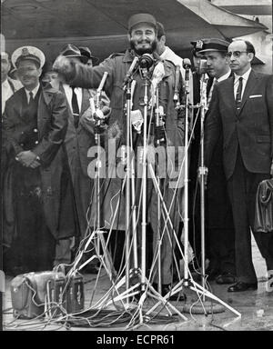 Gli Stati Uniti e Cuba ha annunciato un accordo tra i due paesi che sarà un primo passo verso la normalizzazione delle relazioni. Nella foto: Sett. 21, 1960 - New York, NY, STATI UNITI - FIDEL CASTRO (nato il 13 agosto 1926), dominatore di Cuba a partire dal 1959, quando, portando il 26 luglio del movimento, egli distrusse il regime di Fulgencio Batista. Negli anni che seguirono ha sovrinteso alla trasformazione di Cuba nel primo stato comunista nell'emisfero occidentale. Nella foto: Castro fa un discorso su arrivo all aeroporto internazionale di New York. © Keystone Pictures USA/ZUMAPRESS.com/Alamy Live News Foto Stock