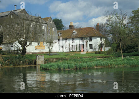 Bures mulino e la casa del mulino sul fiume stour Suffolk Foto Stock