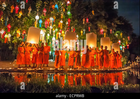 I monaci buddisti rilasciando cinese lanterne di carta presso il Loy Krathong festival della luce di Chiang Mai Foto Stock