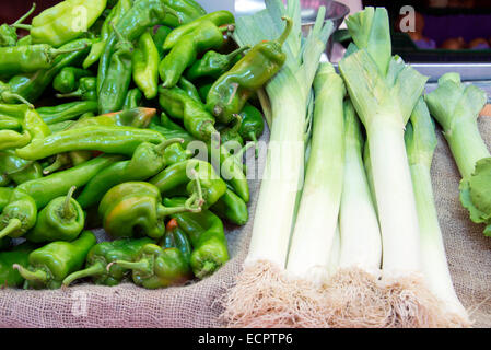 Porri freschi e peperoni verdi su un agricoltore del mercato agricolo Foto Stock
