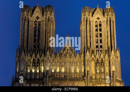 Cattedrale di Reims di notte, Champagne, Francia, Europa Foto Stock