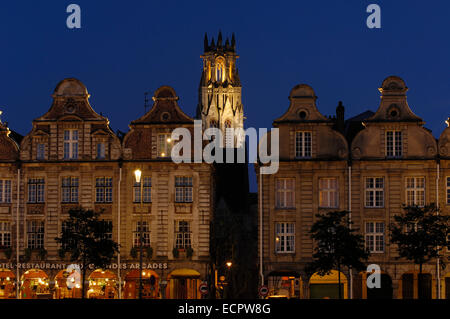 Grand Place al crepuscolo, Arras, Nord-Pas de Calais, Artois regione, Francia, Europa Foto Stock