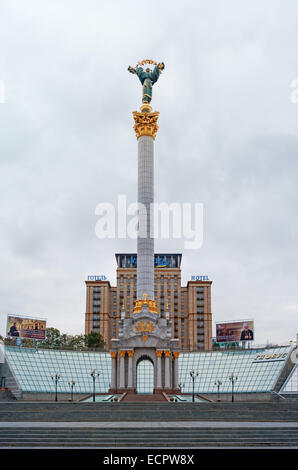 Piazza Indipendenza Maydan Nezalejnosti a Kiev Ucraina giorno nuvoloso tempo SCENIC. Foto Stock