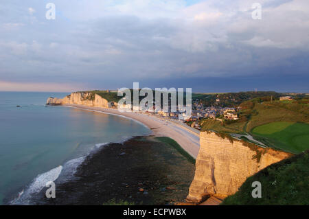 Porte d'Amont Scogliera al tramonto, Étretat, Costa d'alabastro, Haute-Normandie, Normandia, Francia, Europa Foto Stock