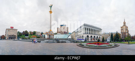 Piazza Indipendenza Maydan Nezalejnosti a Kiev Ucraina giorno nuvoloso tempo SCENIC. Foto Stock