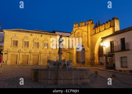 La fontana dei leoni e Jaen town gate a piazza Populo al crepuscolo, Baeza, Provincia di Jaen, Andalusia, Spagna, Europa Foto Stock