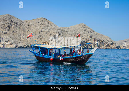 Imbarcazione turistica in forma di un sambuco, Khor Ash Sham fiordo, Musandam, Oman Foto Stock