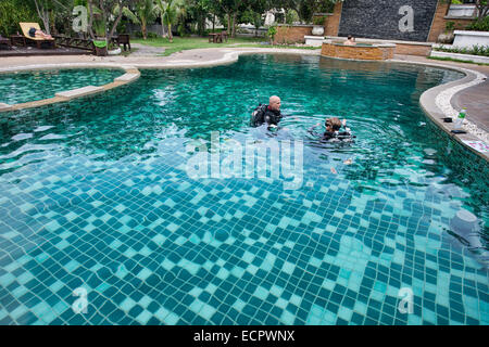 Lezioni di immersioni in piscina a Koh Tao, Thailandia Foto Stock