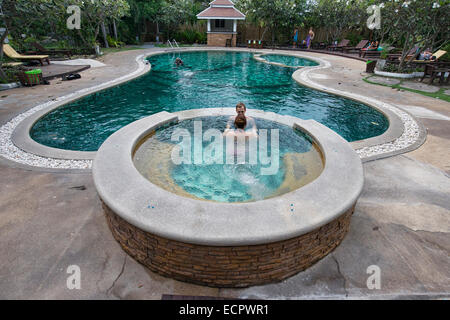 Giovane godendo di una Jacuzzi in Koh Tao, Thailandia Foto Stock