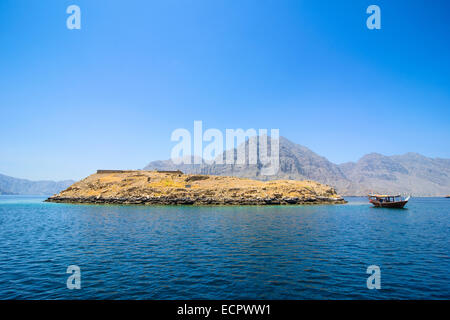 Isola del telegrafo, Khor Ash Sham fiordo, Musandam, Oman Foto Stock